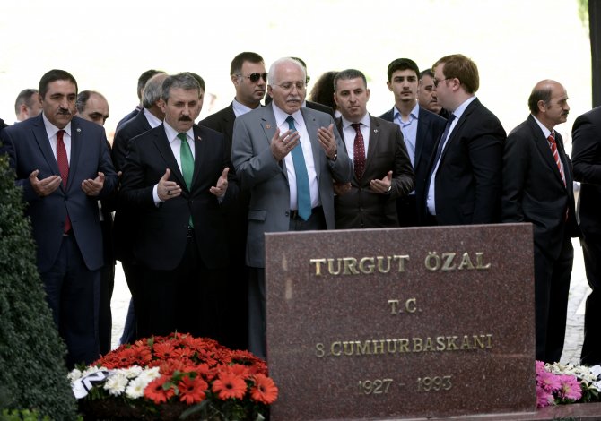 8. Cumhurbaşkanı Özal, Kabri Başında Anıldı