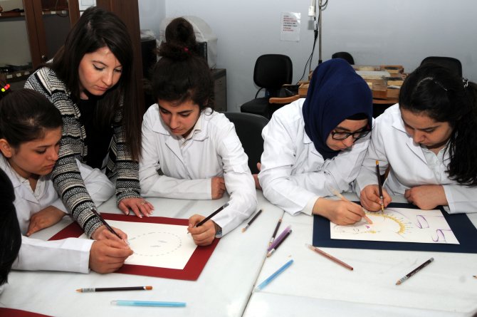 Altın Dibine Işık Veriyor