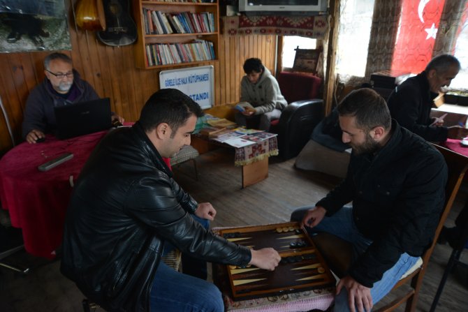 Bağışlanan Kitaplarla Kahvehanede Kütüphane Kurdular