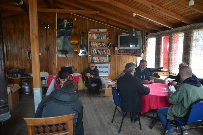 Bağışlanan Kitaplarla Kahvehanede Kütüphane Kurdular