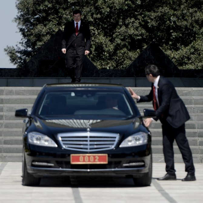 Başbakan Davutoğlu, Özal Ve Menderes'in Kabirlerini Ziyaret Etti