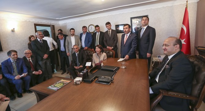 Başbakan Yardımcısı Akdoğan, Ak Parti Etimesgut Skm'yi Ziyaret Etti