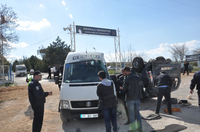Kırıkkale'de Öğrenci Servisi İle Hafif Ticari Araç Çarpıştı: 10 Yaralı