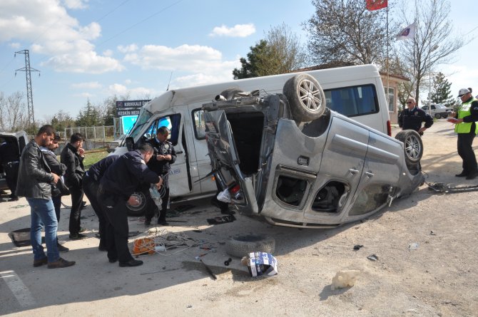Kırıkkale'de Öğrenci Servisi İle Hafif Ticari Araç Çarpıştı: 10 Yaralı