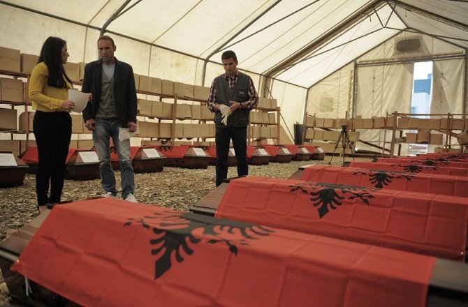 Kosovalı 21 Arnavutun Cenazesi Toprağa Verildi