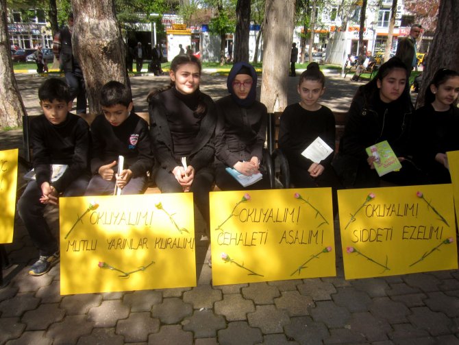 Ortaokul Öğrencilerinden "Şiddet Protestosu"