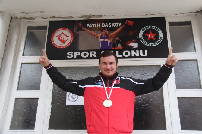 Şampiyonun Adı, Yetiştiği Salona Verildi