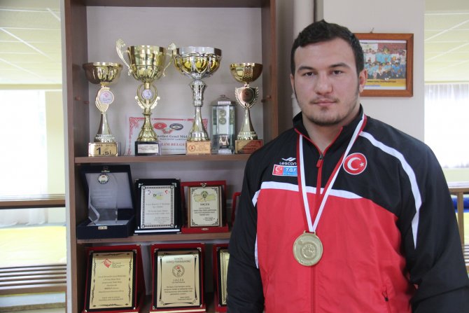 Şampiyonun Adı, Yetiştiği Salona Verildi