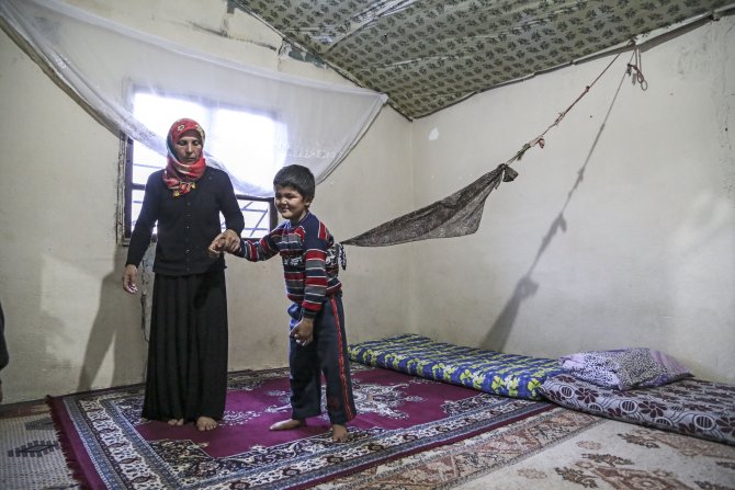 Suriyeli Anne Engelli Oğlunu "Kaybolmaması" İçin İple Bağlıyor