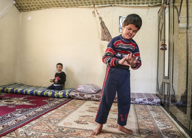 Suriyeli Anne Engelli Oğlunu "Kaybolmaması" İçin İple Bağlıyor