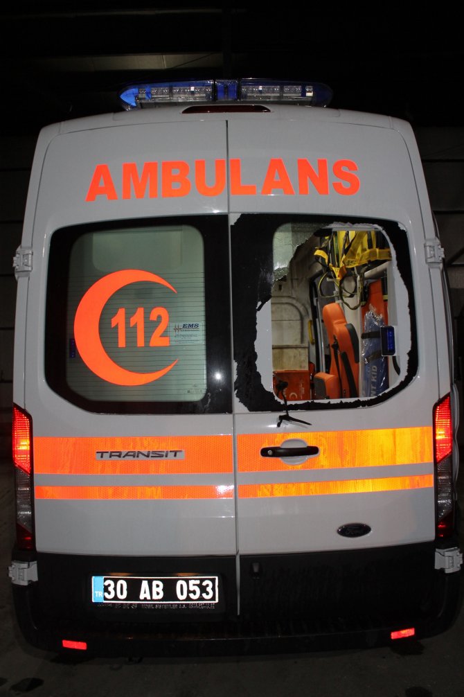 Yüksekova'da Ambulansa Molotoflu Saldırı