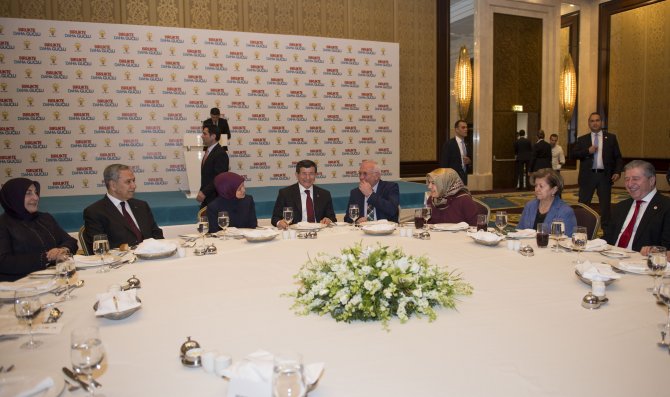 Davutoğlu, Ak Parti Milletvekilleriyle Bir Araya Geldi