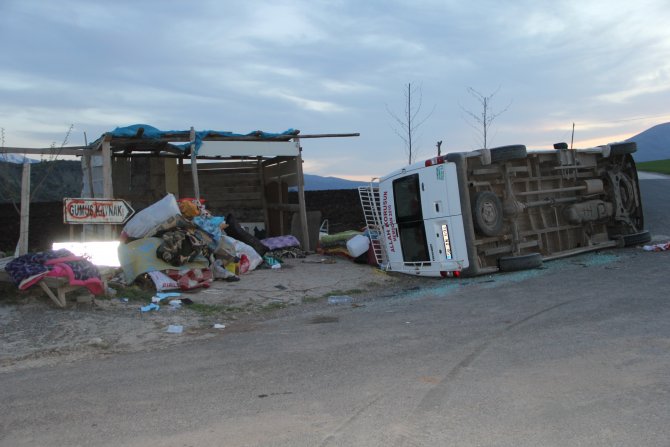 Elazığ'da İşçileri Taşıyan Minibüs Devrildi: 22 Yaralı