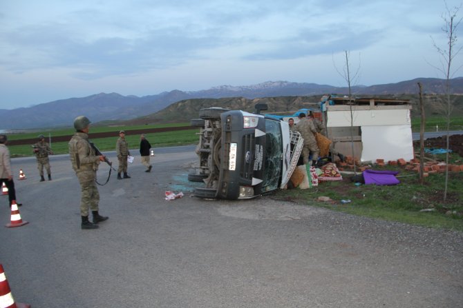 Elazığ'da İşçileri Taşıyan Minibüs Devrildi: 22 Yaralı
