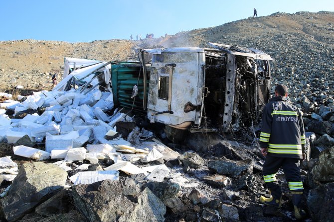 Erzincan'da Uçuruma Devrilen Tırın Sürücüsü Öldü