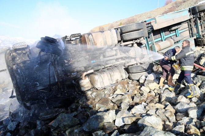Erzincan'da Uçuruma Devrilen Tırın Sürücüsü Öldü