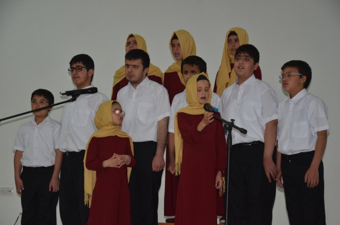 Görme Engelliler, En İyi Şiir Ve İlahiyi Seslendirmek İçin Yarıştı