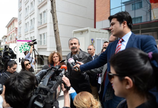 Hdp Genel Merkezi'ne Silahla Ateş Edildi