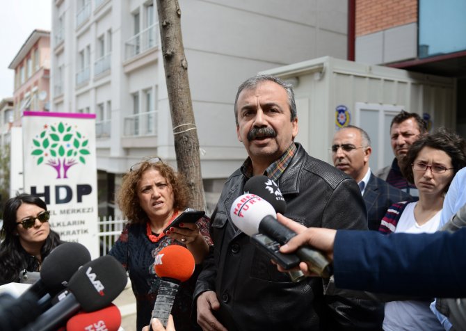 Hdp Genel Merkezi'ne Silahla Ateş Edildi