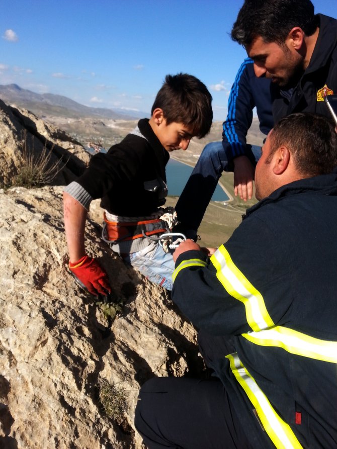 Van'da Kayalıklarda Mahsur Kalan 2 Çocuk Kurtarıldı