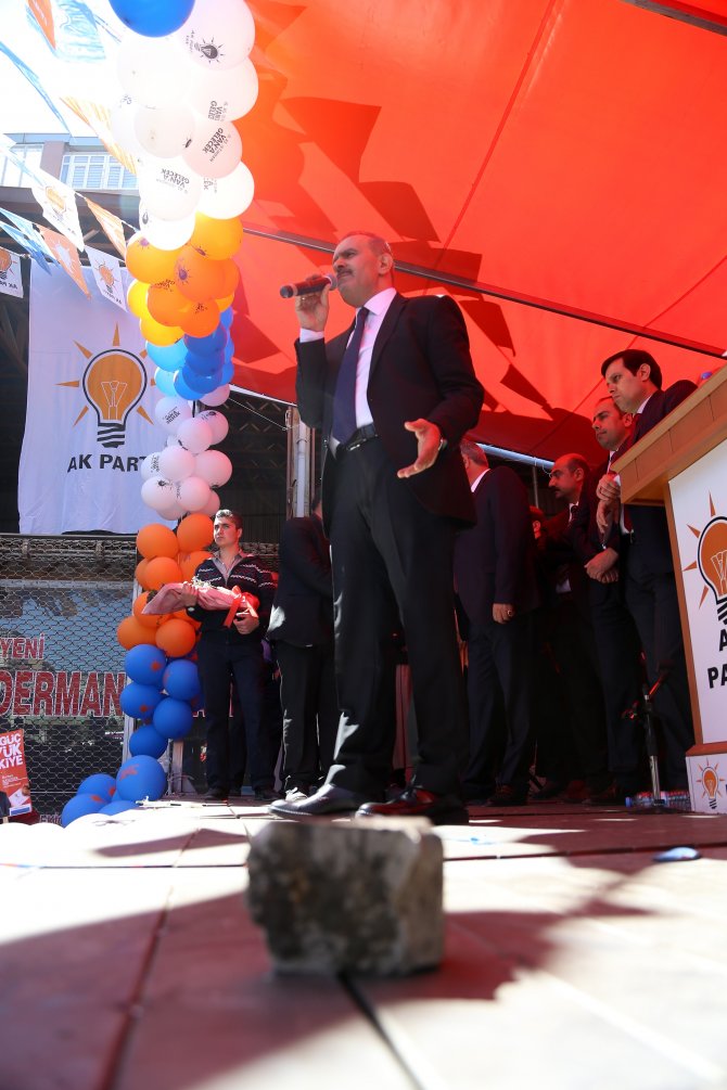 Van'da Milletvekili Adaylarına Taşlı Ve Yumurtalı Saldırı