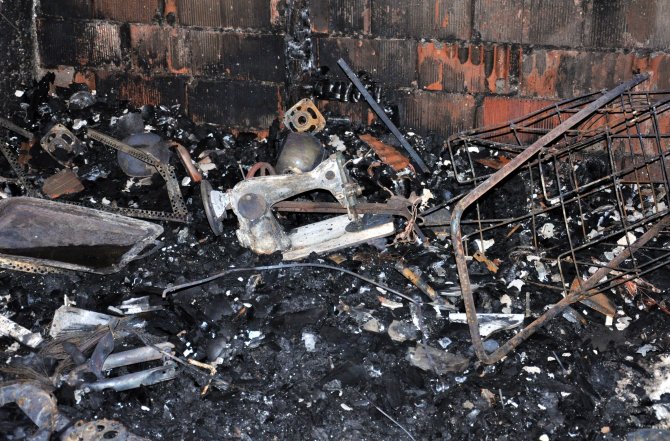 Yangın Çıkan Apartmanda 10 Kişi Dumandan Etkilendi