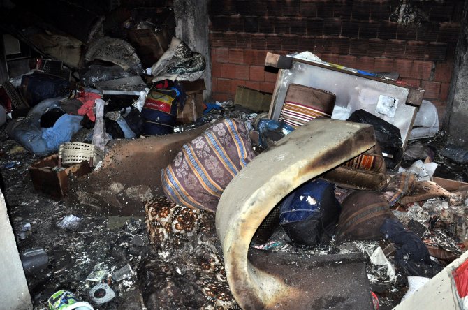 Yangın Çıkan Apartmanda 10 Kişi Dumandan Etkilendi