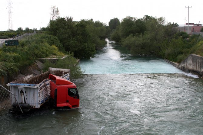 Adana'da Tır Sulama Kanalına Düştü: 1 Yaralı