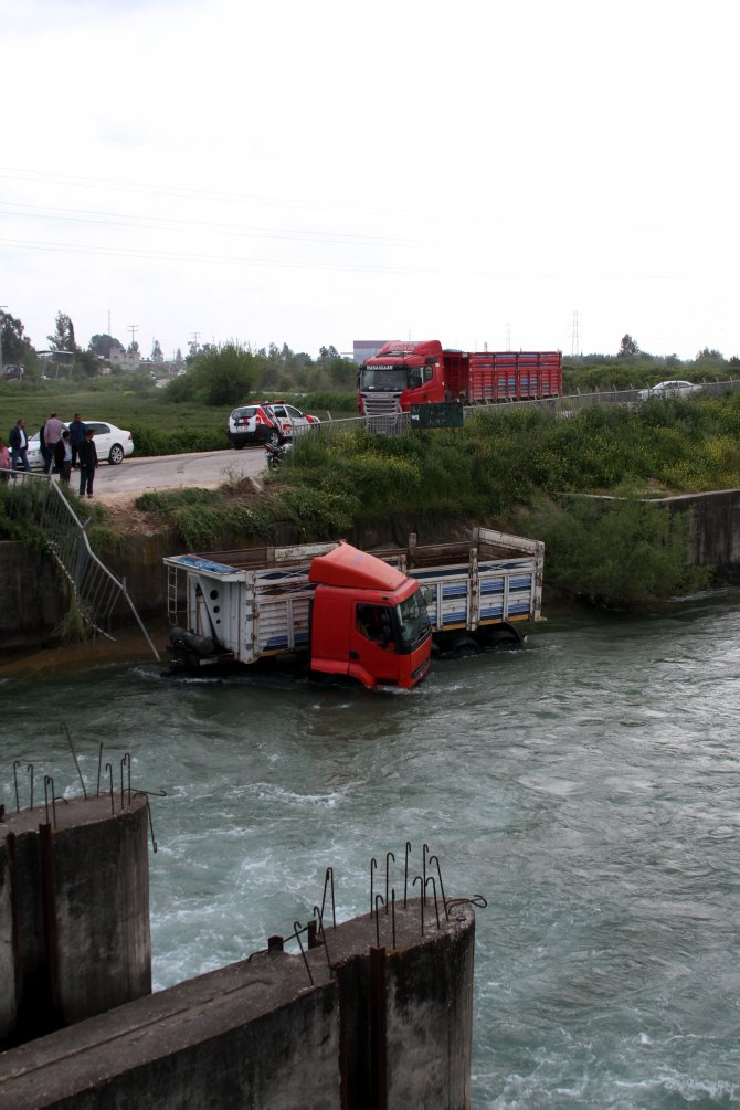 Adana'da Tır Sulama Kanalına Düştü: 1 Yaralı