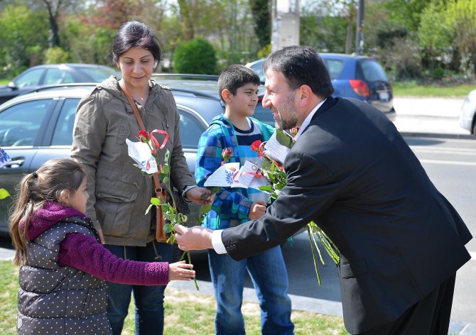 Belçika'da Hz. Muhammed'in Doğum Gününde Gül Dağıtıldı