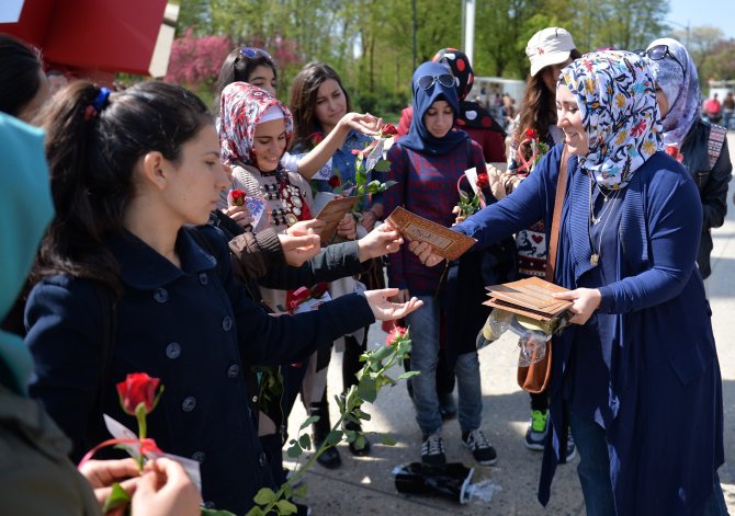 Belçika'da Hz. Muhammed'in Doğum Gününde Gül Dağıtıldı