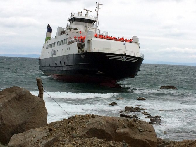 Gökçeada'da Feribot Karaya Oturdu