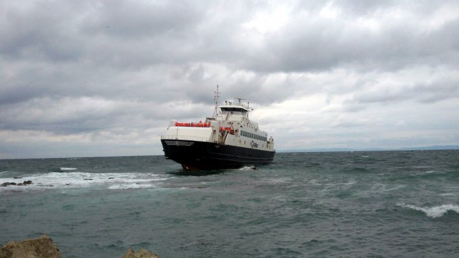 Gökçeada'da Feribot Karaya Oturdu
