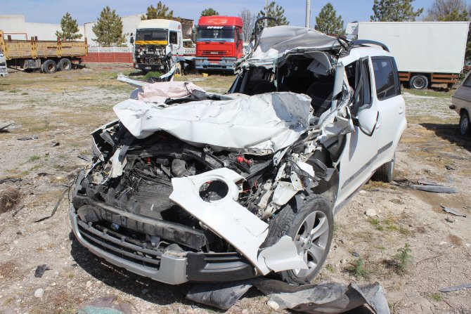 Konya'da Otomobil Tıra Çarptı: 2 Ölü, 1 Yaralı
