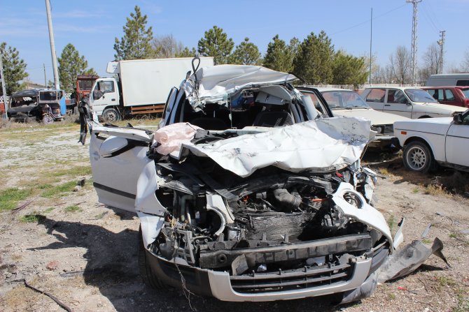 Konya'da Otomobil Tıra Çarptı: 2 Ölü, 1 Yaralı