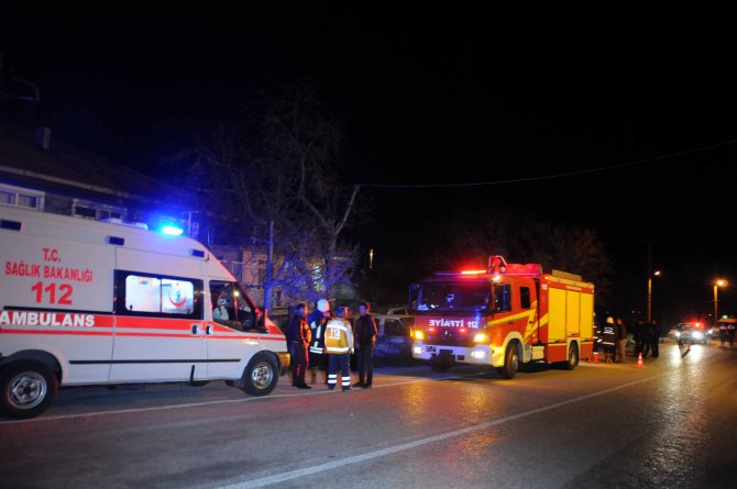 Otomobil, Park Halindeki Otomobilin Üzerine Düştü: 2 Ölü