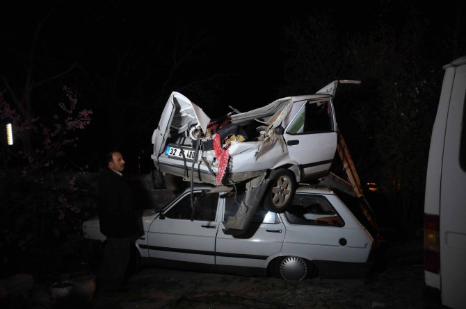 Otomobil, Park Halindeki Otomobilin Üzerine Düştü: 2 Ölü