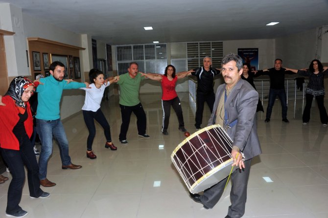 Polis, Öğretmen, Avukat Aynı Halayda Ter Döküyor