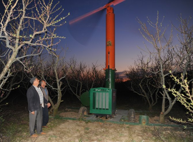 Ürünlerini Pervaneyle Donmaktan Koruyorlar