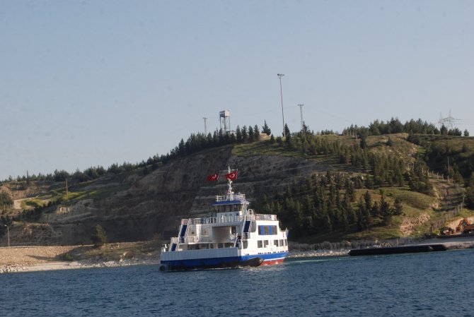 Birecik Baraj Gölü'nde Arabalı Feribot Seferleri Başlıyor