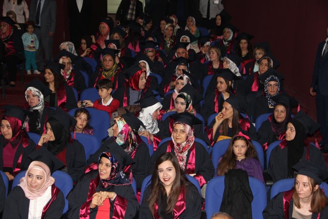 Bu Kez Anneler Kep Fırlattı