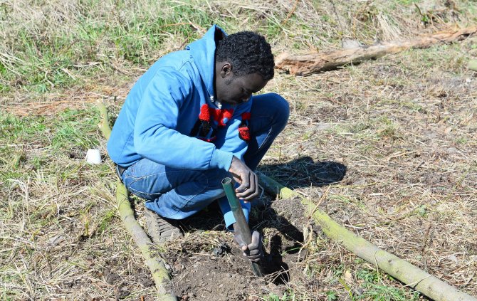 Fransa'dan İngiltere'ye Geçmeyi Bekleyen Göçmenlerin Koşulları Yürek Burkuyor