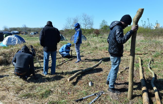 Fransa'dan İngiltere'ye Geçmeyi Bekleyen Göçmenlerin Koşulları Yürek Burkuyor