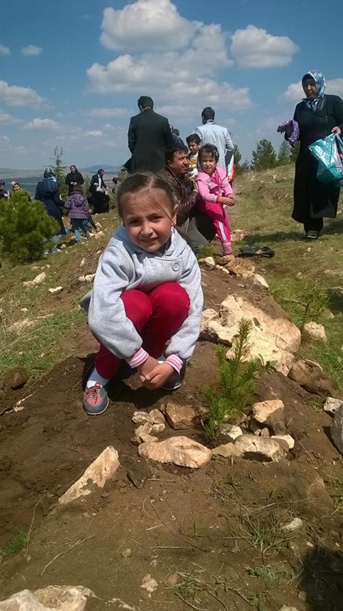 Sorgun'da Öğrenciler Fidan Dikti