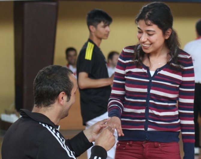Voleybol Maçında Evlilik Teklifi