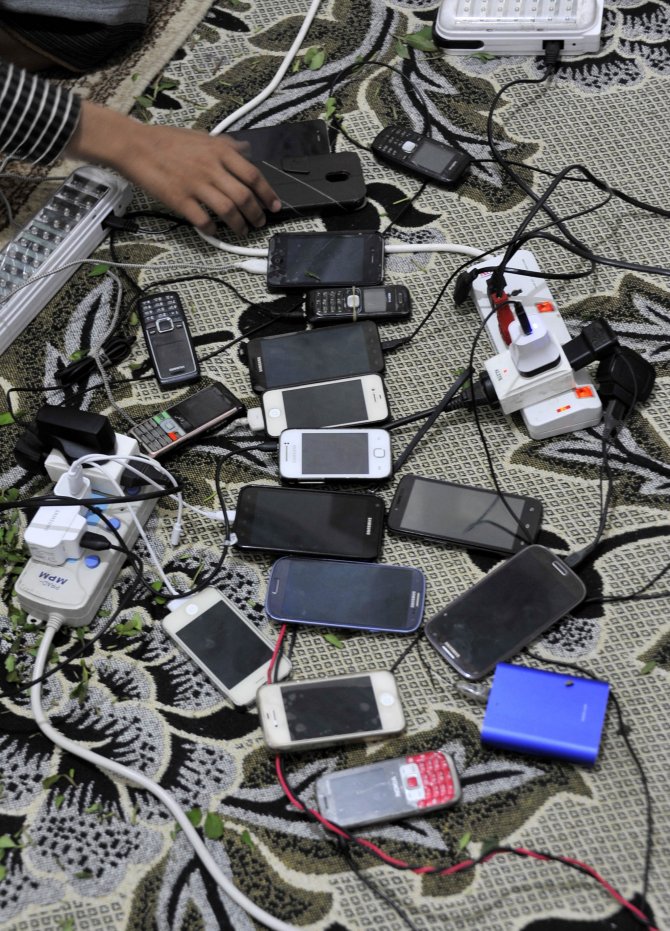 Yemen'de "Telefon Şarjı İstasyonları"