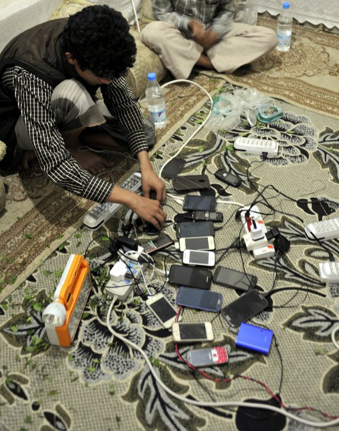 Yemen'de "Telefon Şarjı İstasyonları"