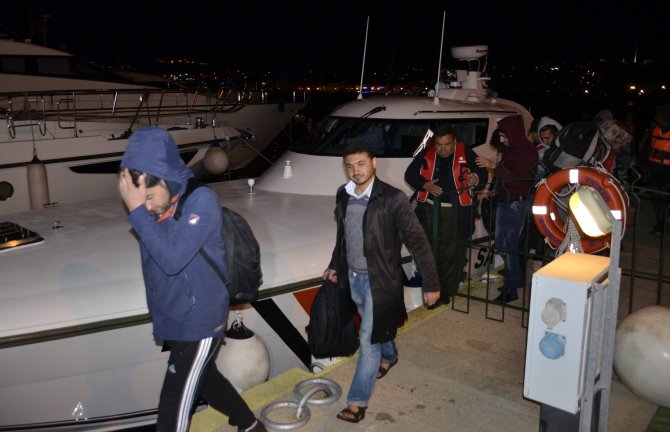 Bodrum'da 30 Kaçak, Batmak Üzere Olan Bottan Son Anda Kurtarıldı