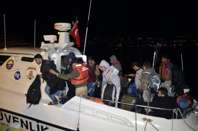 Bodrum'da 30 Kaçak, Batmak Üzere Olan Bottan Son Anda Kurtarıldı