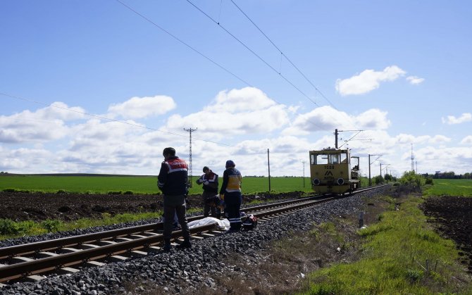 Edirne'de, Demiryolu Tamir Aracı Motosiklete Çarptı: 1 Ölü